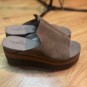 Naked Feet FLOW IN OTTER PLATFORM SANDALS 9 1/2 great used condition